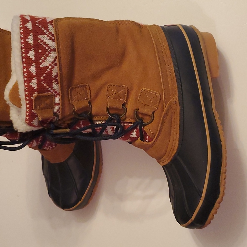 KHOMBU Women's leather snow boots.